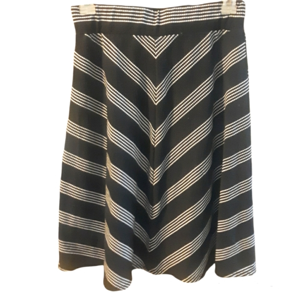 JOE B by Benbasset Knee Length Black & White Chevron Design Spandex Skir…